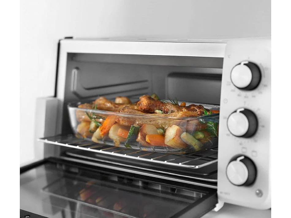 Минипечь DeLonghi EO 12012 W с готовым блюдом