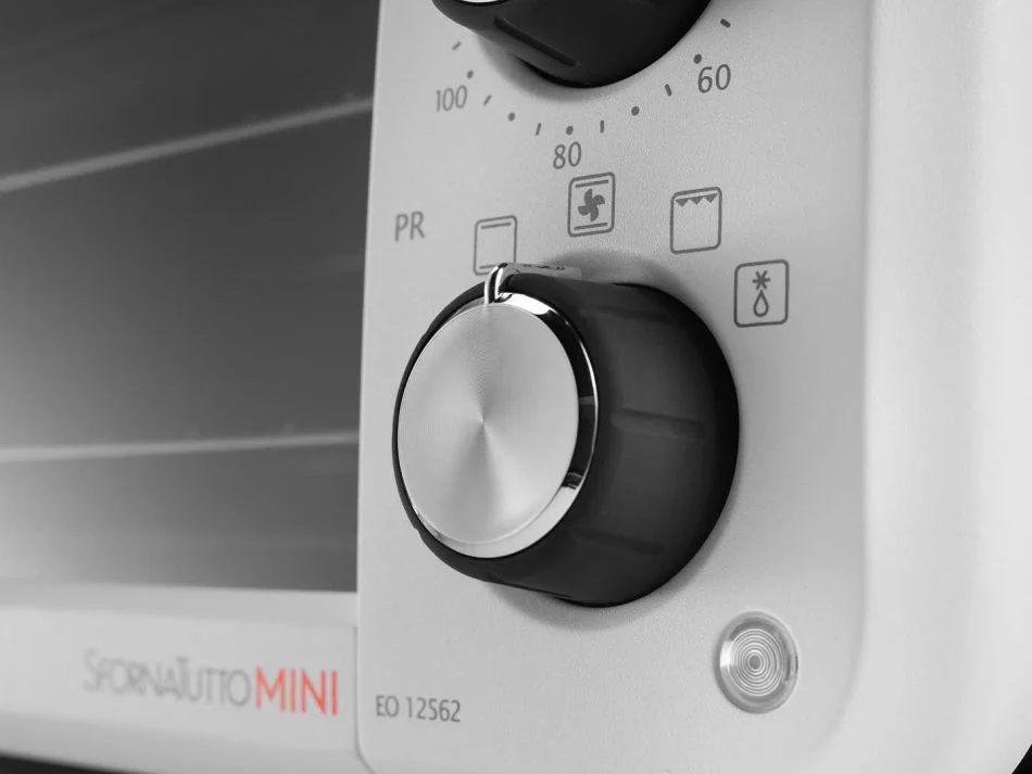 Минипечь DeLonghi EO 12012 W с готовым блюдом